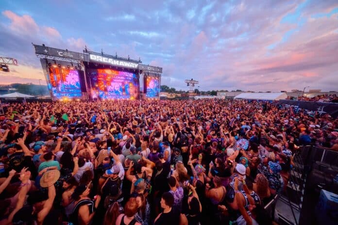 Festival crowd at Breakaway concert