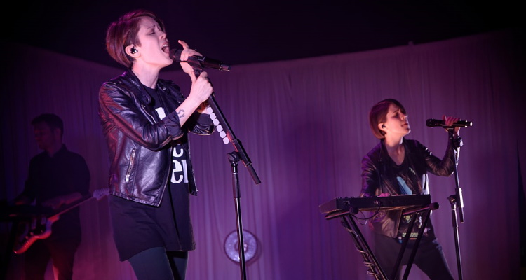 Tegan and Sara singing on stage