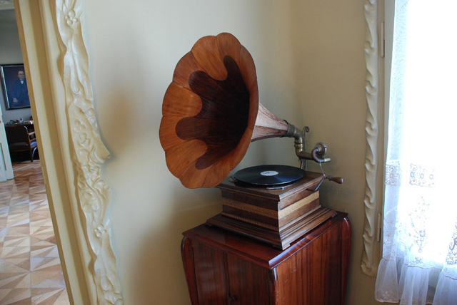 Antique gramophone with vinyl record stack